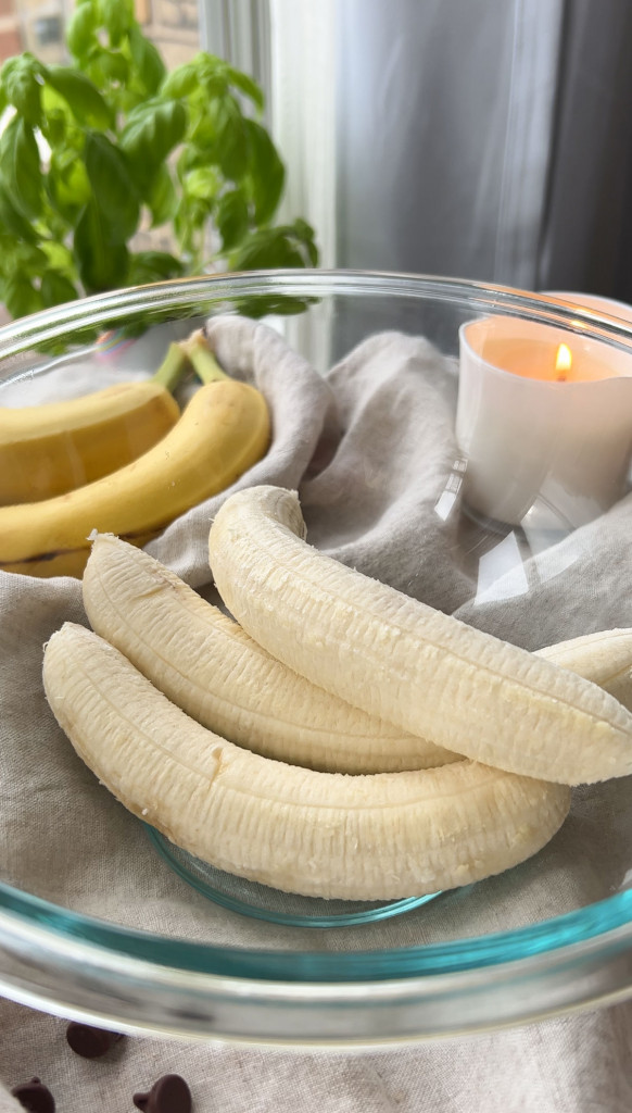 bananas in a large clear bowl